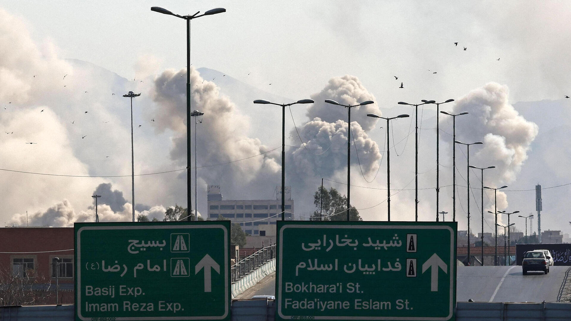 עשן לאחר תקיפה ישראלית אמריקאית בבירת איראן טהרן