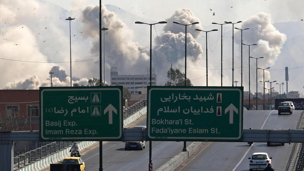עשן לאחר תקיפה ישראלית אמריקאית בבירת איראן טהרן