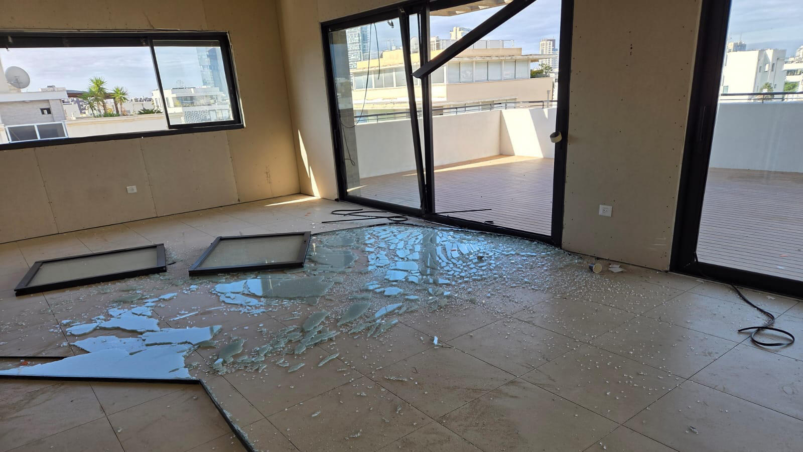 פגיעת הטיל בדירות בבניין ברחוב ביל"ו בתל אביב