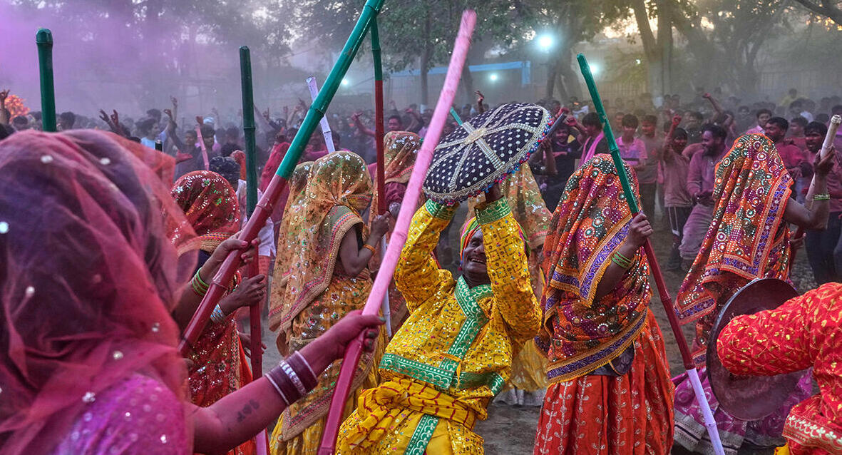 פוטו פסטיבל הולי הודו 2026 נשים חוגגות מקדש Shri Krishna Janmabhoomi מאטורה