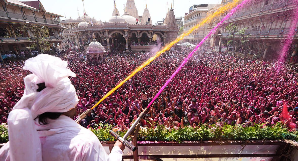 פוטו פסטיבל הולי הודו 2026 מקדש Kalupur Swaminarayan אחמדבאד