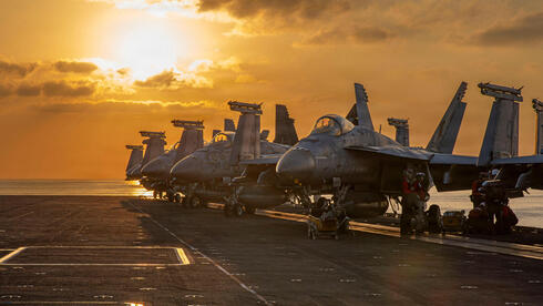 צילום: Navy/Handout via REUTERS בממשל טראמפ לא מרוצים מסיקור המלחמה באיראן ושולפים איום נגד רשתות התקשורת