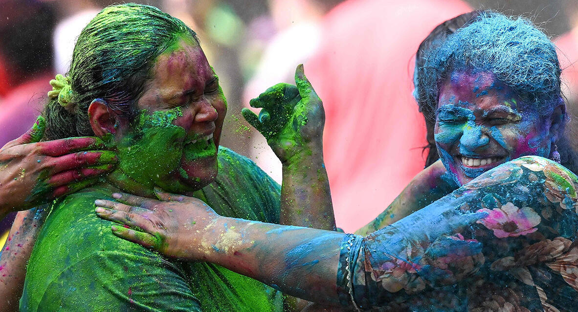 פוטו פסטיבל הולי הודו 2026 נשים מומבאי 