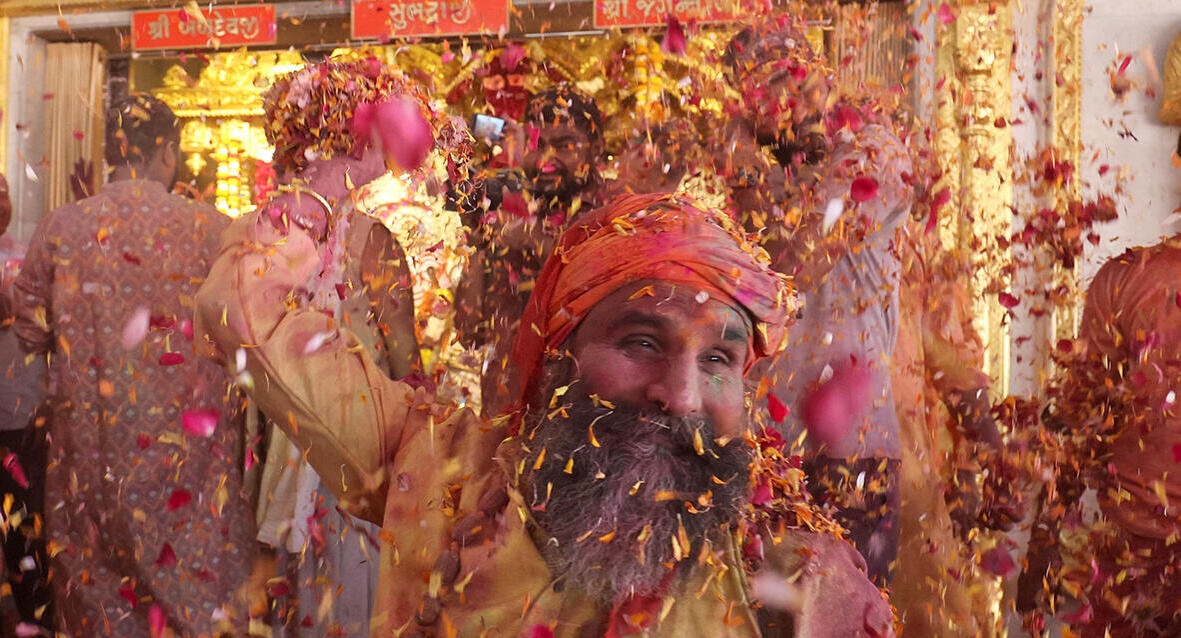 פוטו פסטיבל הולי הודו 2026 קדוש הינדי אחמדבאד