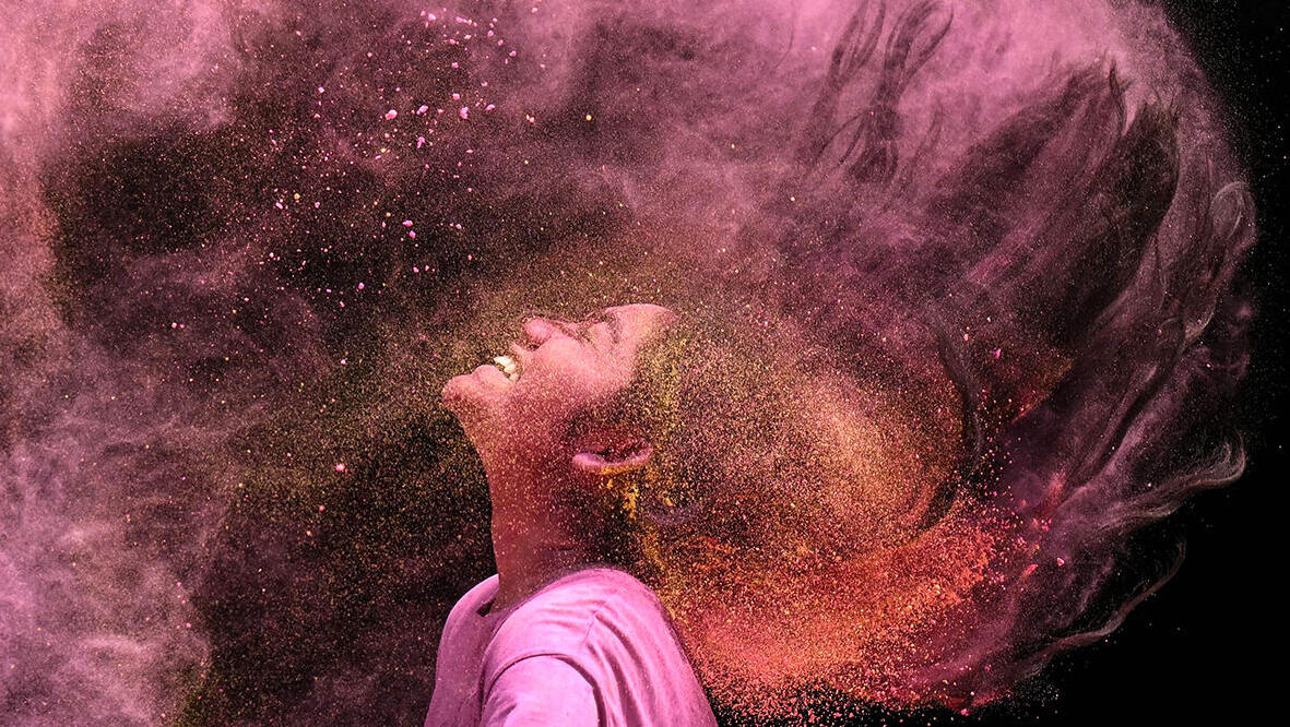 פוטו פסטיבל הולי הודו 2026 נערה חוגגת צ'נאי 