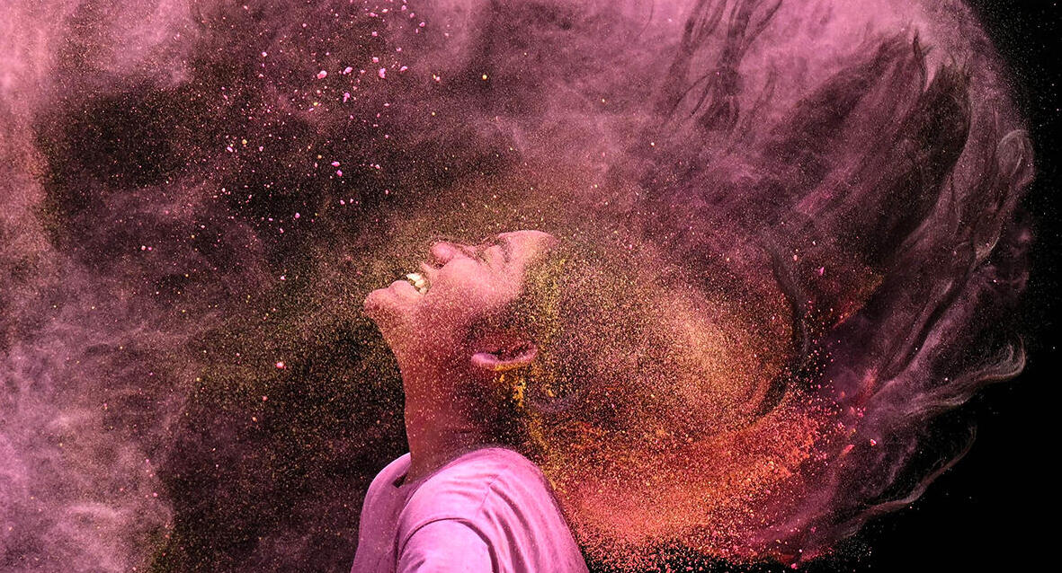 פוטו פסטיבל הולי הודו 2026 נערה חוגגת צ'נאי 