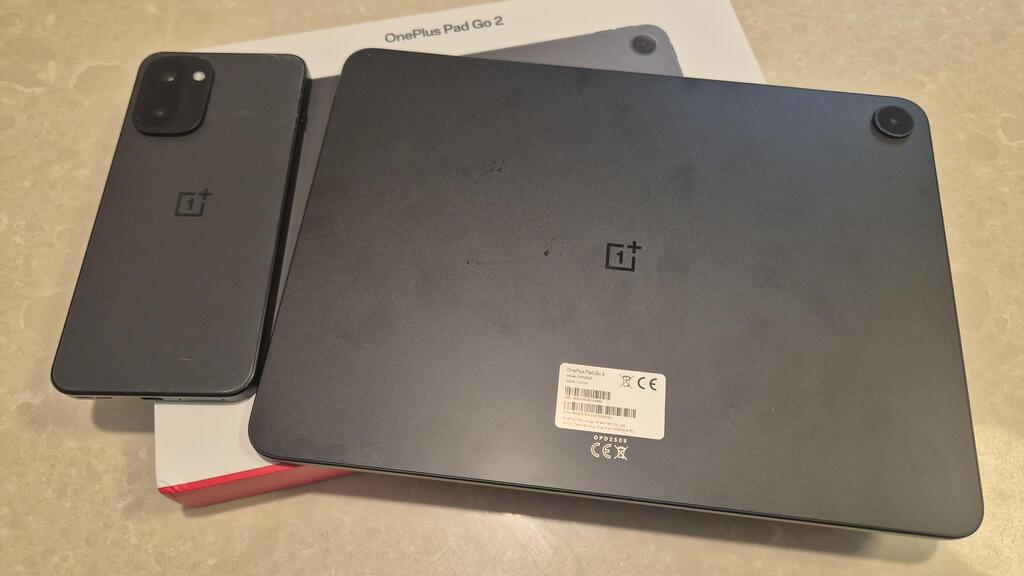 טאבלט OnePlus Pad Go 2 לצד סמארטפון של החברה