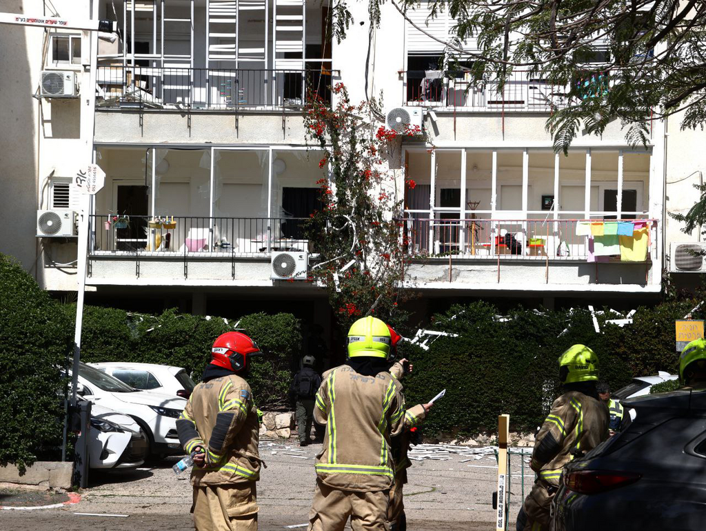 נזק ב גבעתיים מפגיעת רסיסים מלחמה עם איראן 6.3.26