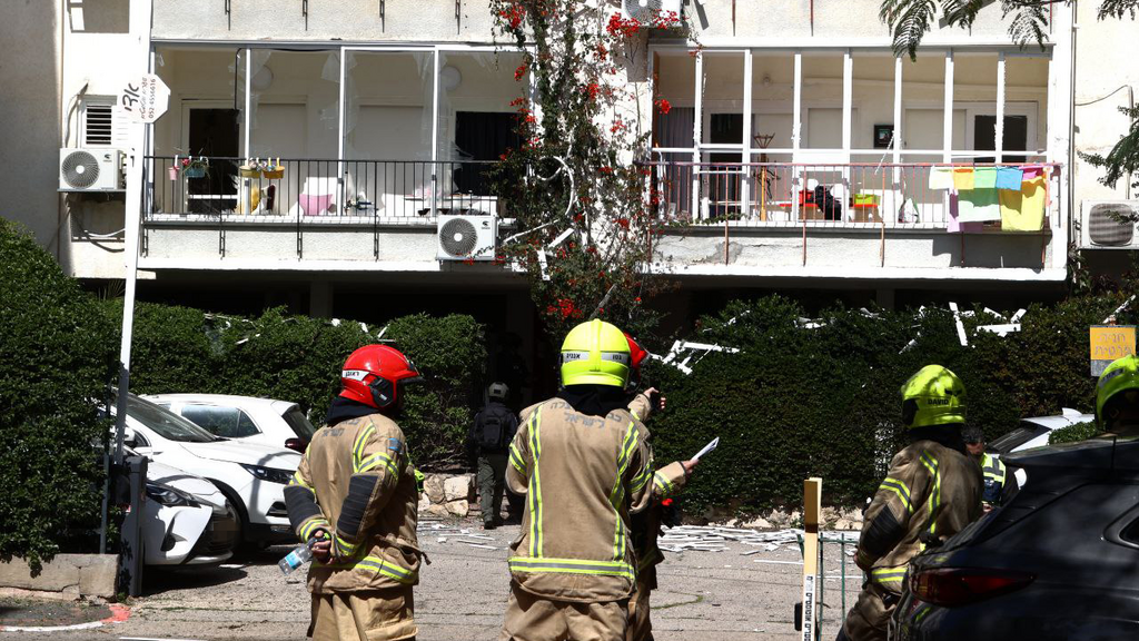 נזק ב גבעתיים מפגיעת רסיסים מלחמה עם איראן 6.3.26