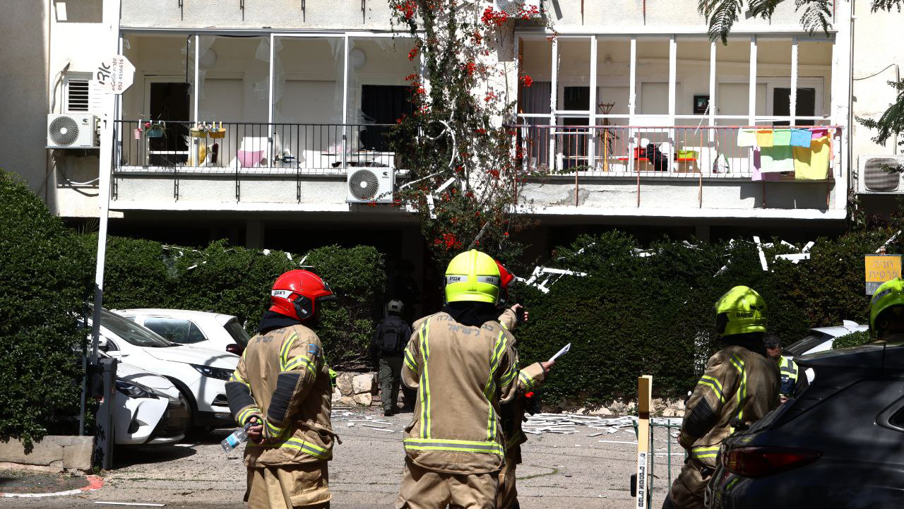 נזק ב גבעתיים מפגיעת רסיסים מלחמה עם איראן 6.3.26