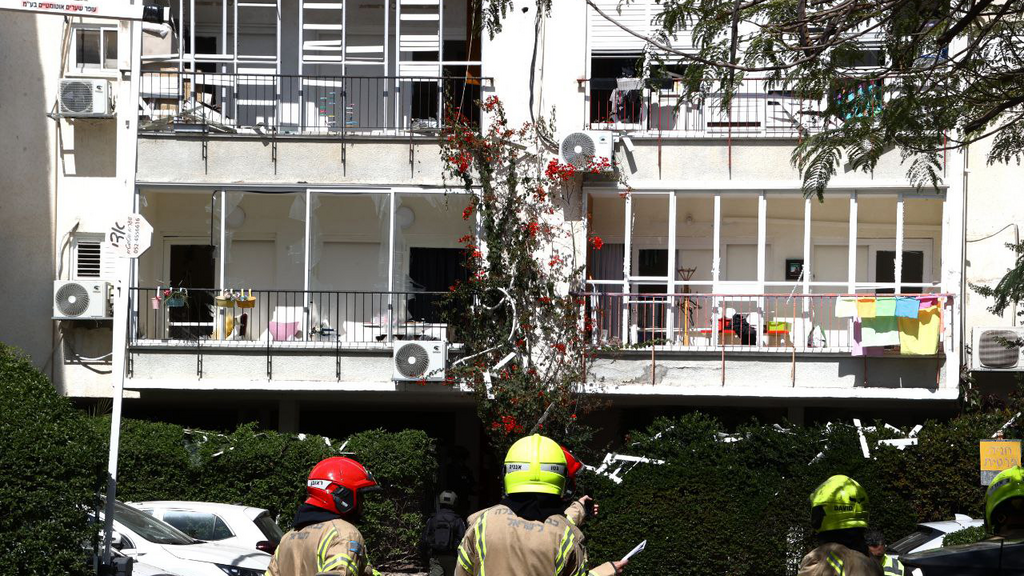נזק ב גבעתיים מפגיעת רסיסים מלחמה עם איראן 6.3.26