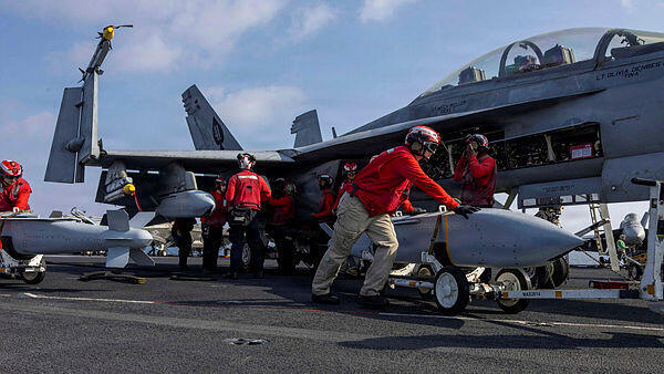 הטענת חימוש על מטוס F18 אמריקאי