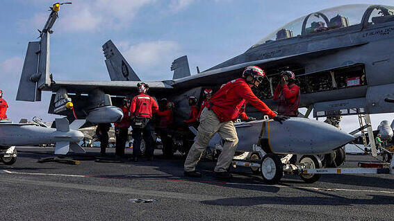 הטענת חימוש על מטוס F18 אמריקאי