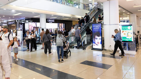 ישראל קונה במלחמה: זינוק של 10% בהוצאות בכרטיסי אשראי | כלכליסט