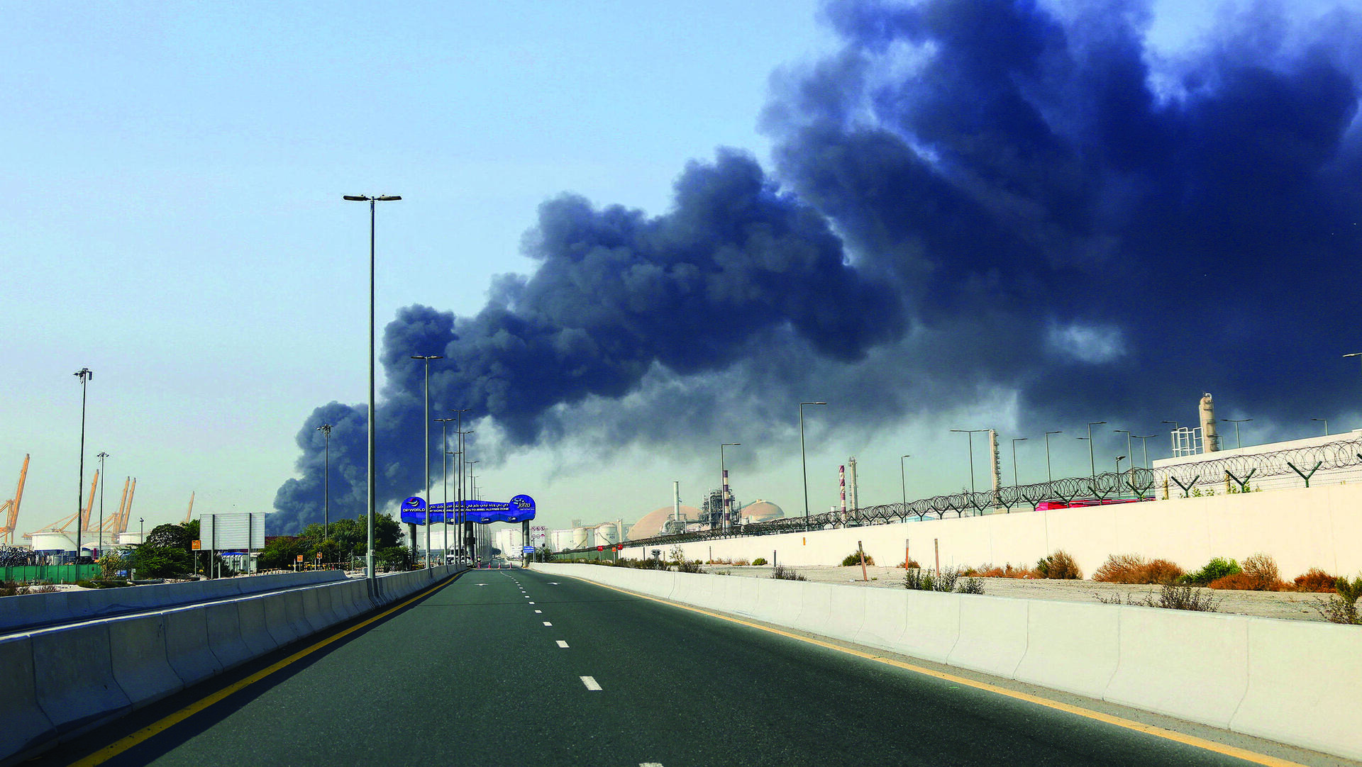 עשן ב דובאי איחוד האמירויות בעקבות התקפה של איראן מלחמה עם איראן