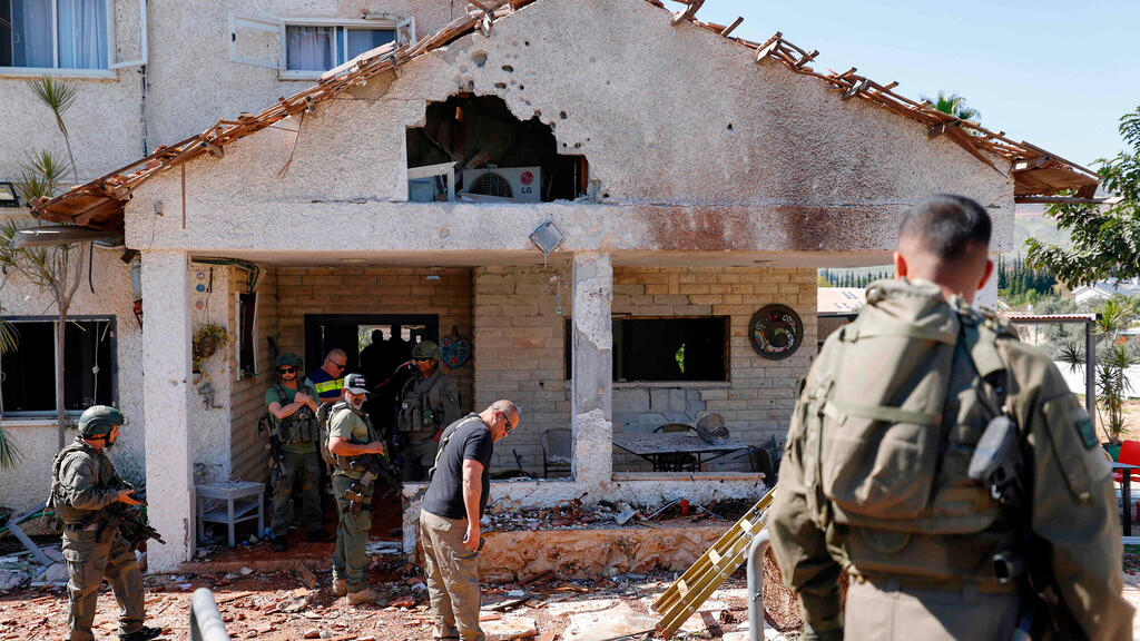 בית שנפגע במושב כפר יובל (צילום:Jalaa MAREY / AFP) בית שנפגע במושב כפר יובל