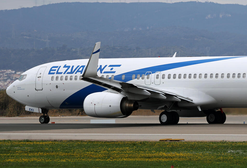 מטוס אל על (צילום: Urbanandsport via Reuters) בואינג 737-800 אל על בנמל ברצלונה