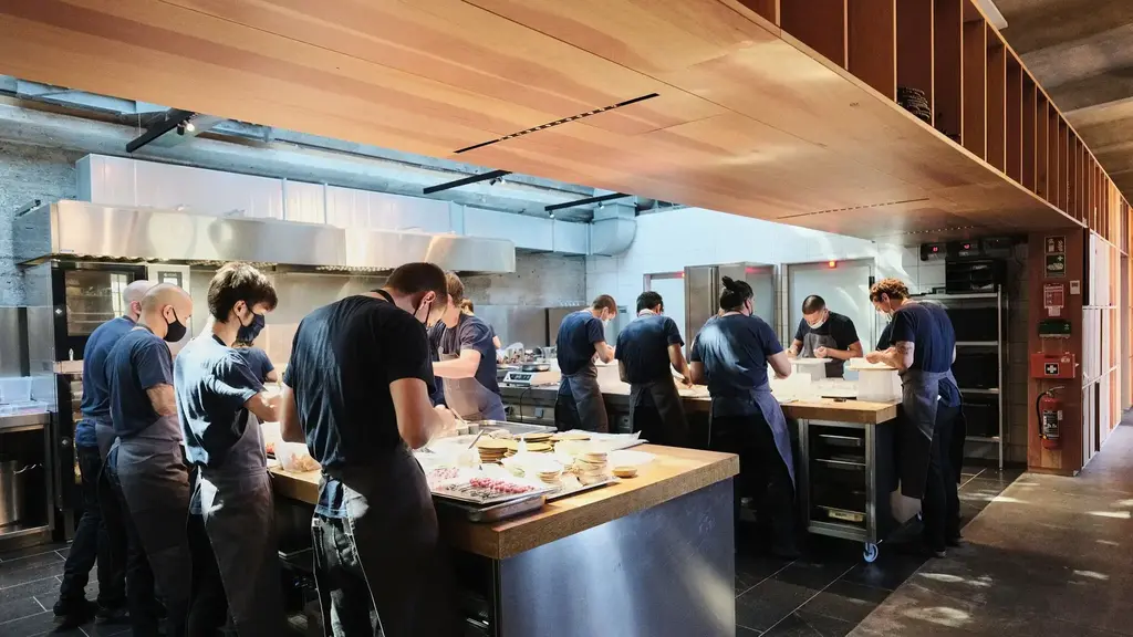 עובדי מטבח במסעדת נומה קופנהגן