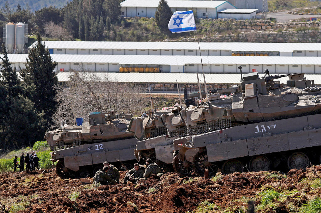 כוח צה"ל נע בגבול (צילום: REUTERS/Amir Cohen) כוח צה"ל נע בגבול