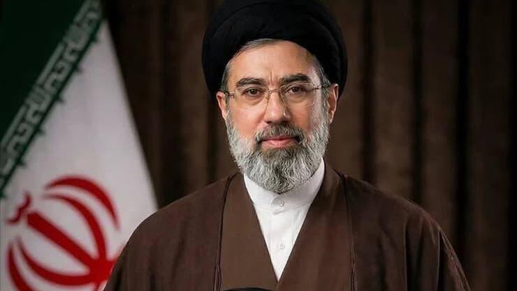 המנהיג הרוחני הנבחר של איראן מוג'תבא חמינאי ואביו עלי חמינאי