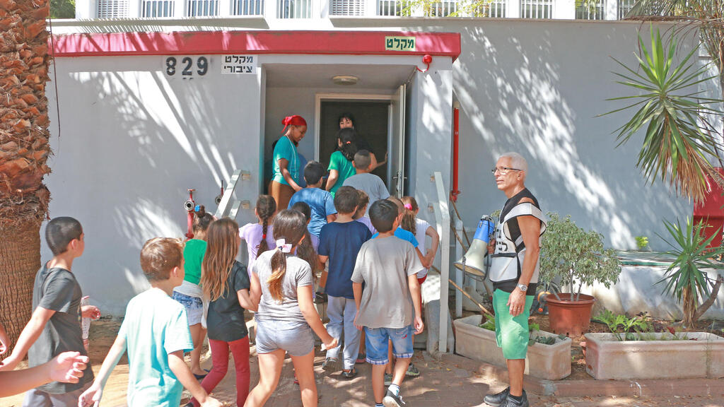 ילדים יורדים ל מקלט ב בית ספר ב תל אביב 2016