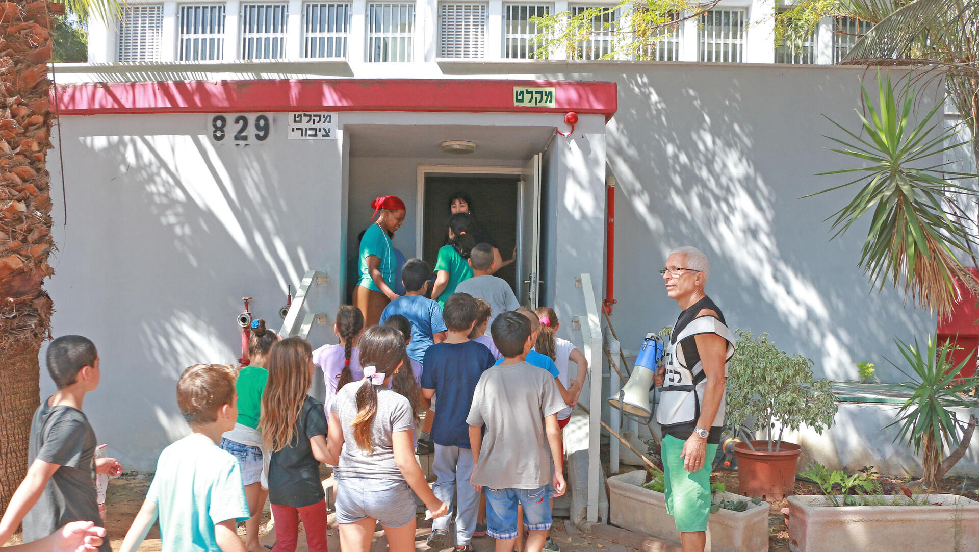 ילדים יורדים ל מקלט ב בית ספר ב תל אביב 2016