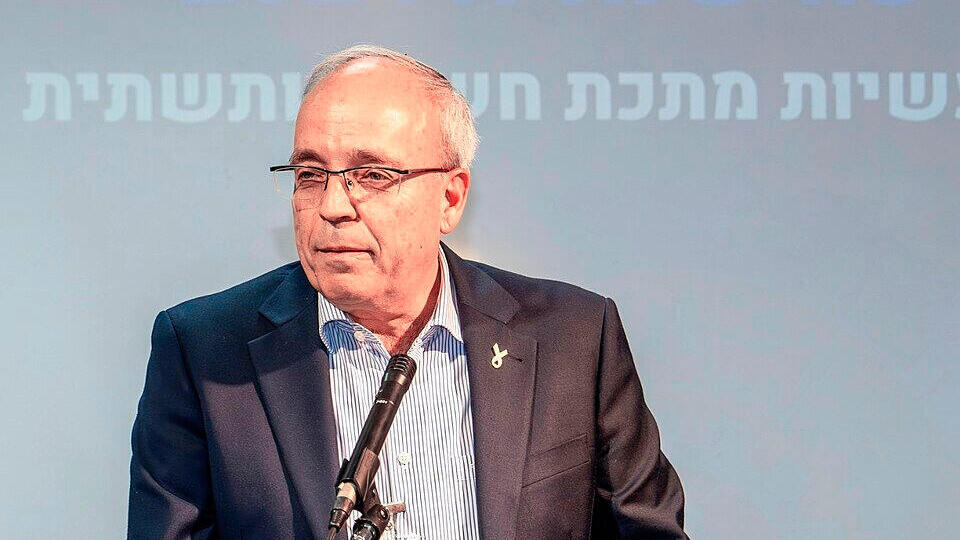 אברהם נובוגרוצקי, נשיא התאחדות התעשיינים: האירוע הזה כבר מתגלגל לכיס של היבואן הישראלי, שנדרש לשלם יותר על המוצר שלו" (צילום: ויקיפדיה) אברהם נובו נובוגרוצקי