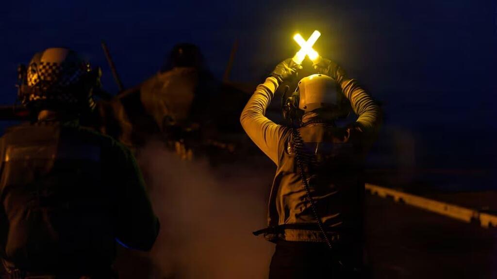 מטוס F35 לקראת המראה  מ נושאת מטוסים לינקולן מלחמה עם איראן