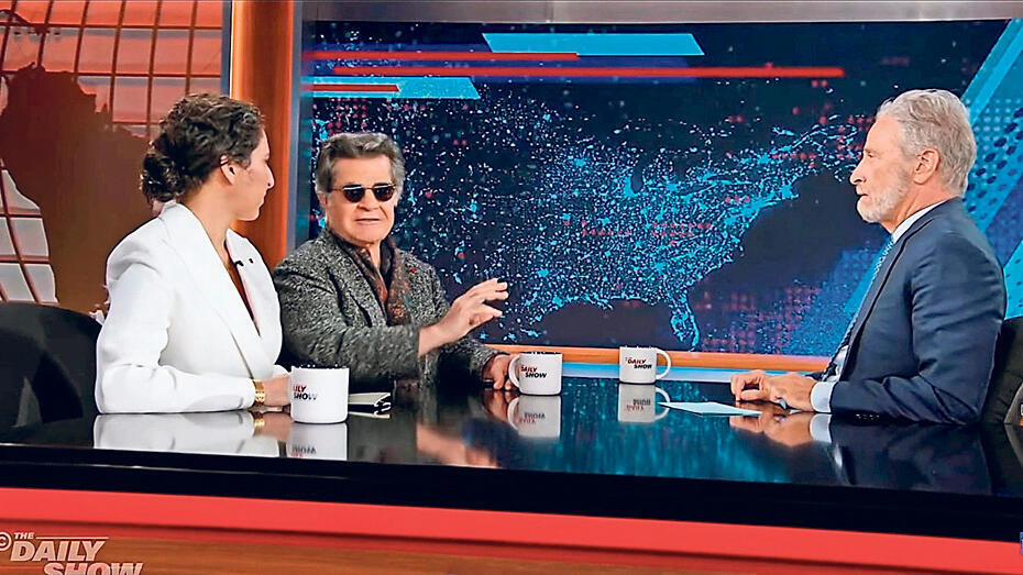 פנאי ג'ון סטיוארט ו ג'פאר פנאהי והמתורגמנית