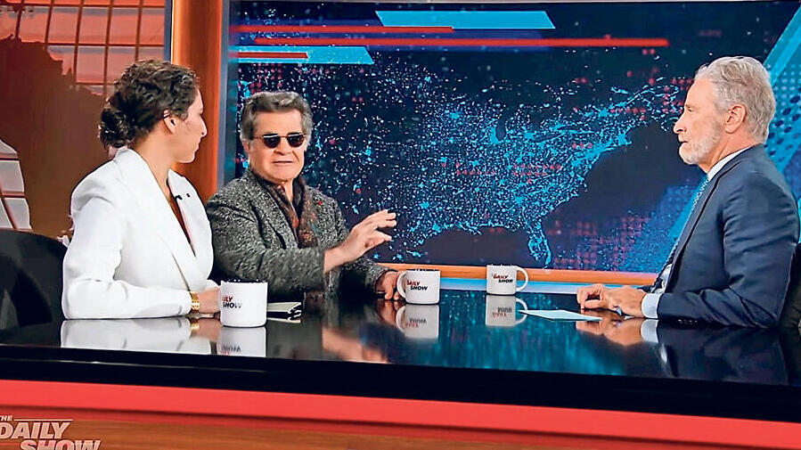 פנאי ג'ון סטיוארט ו ג'פאר פנאהי והמתורגמנית