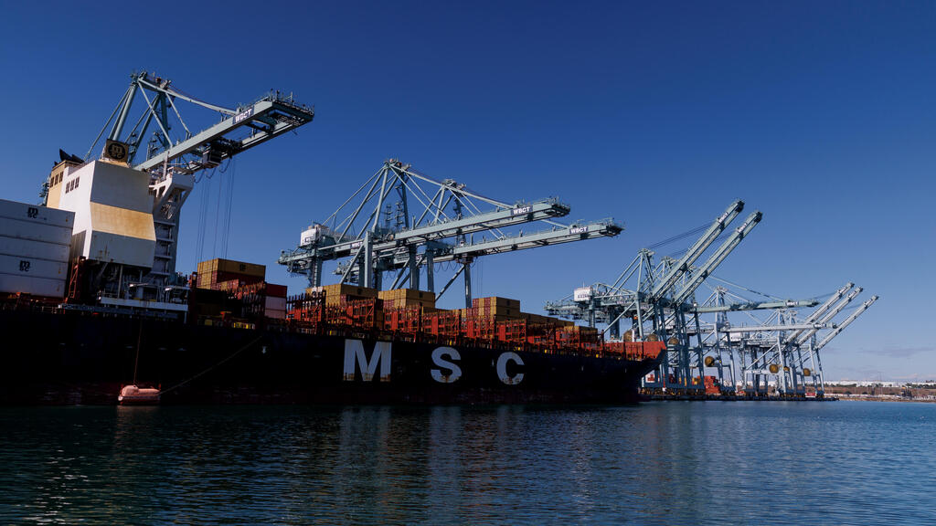 ספינה של MSC. המחיר יעלה ב-16 במרץ (צילום: בלומברג) ספינת מכולות מכולה מסחר ספנות תובלה ימית MSC