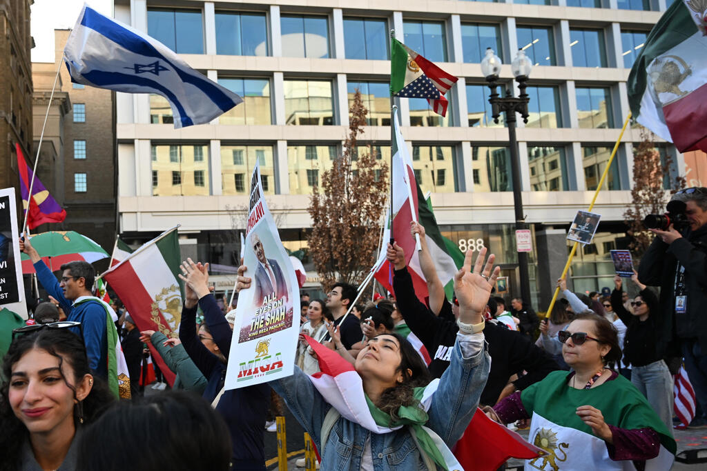 מפגינים איראנים בוושינגטון די.סי, השבוע (צילום: בלומברג) מפגינים איראנים בוושינגטון DC ארה"ב נגד המשטר 7.3.26 מלחמה עם איראן