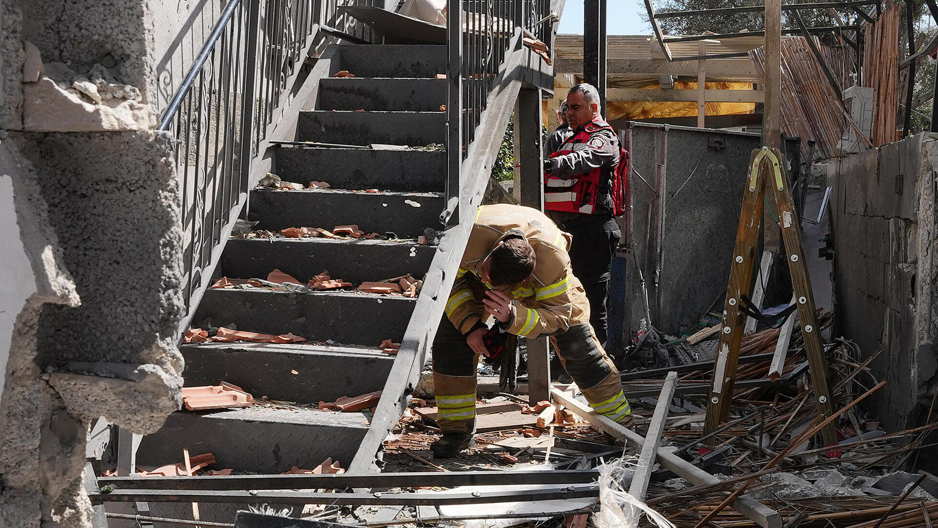 לוחמי אש בביקור בבית שנפגע ב חצור מטיל של חיזבאללה
