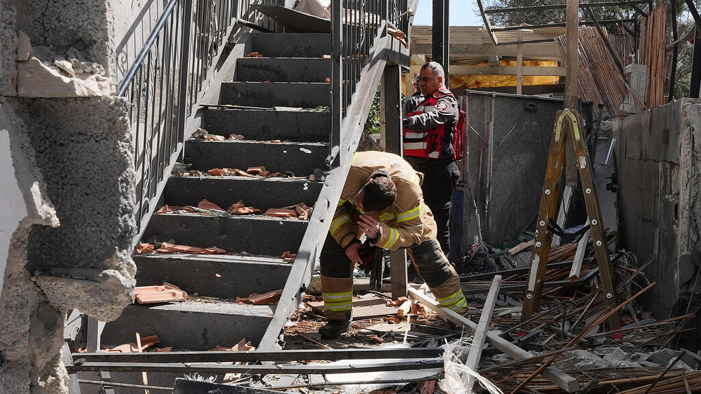 לוחמי אש בביקור בבית שנפגע ב חצור מטיל של חיזבאללה