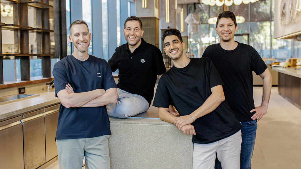 מייסדי וויז WIZ מימין רועי רזניק ינון קוסטיקה עמי לוטבק ו אסף רפפורט