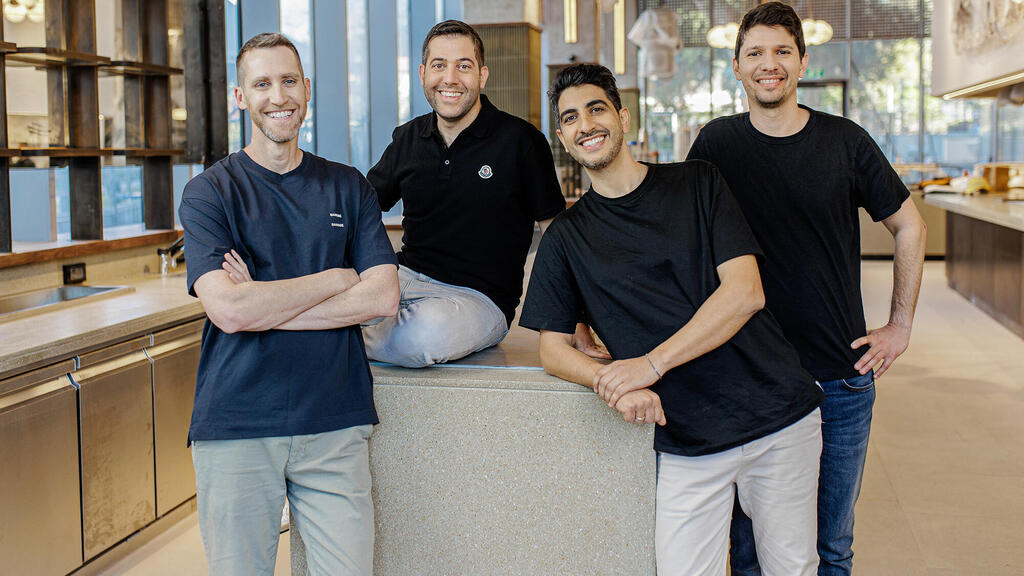 מייסדי וויז WIZ מימין רועי רזניק ינון קוסטיקה עמי לוטבק ו אסף רפפורט