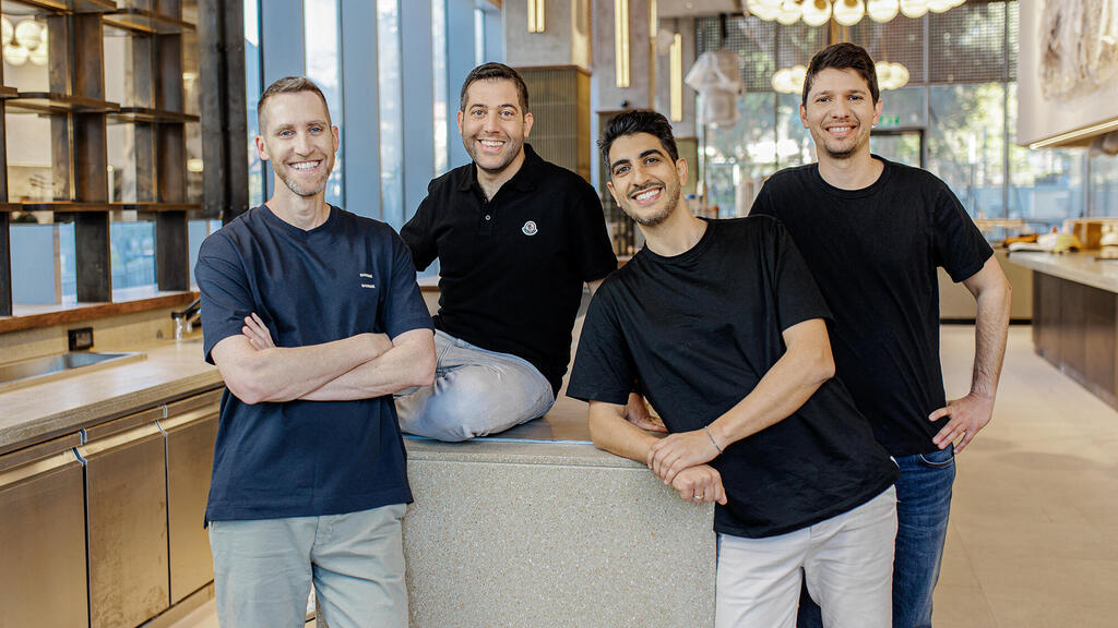 מייסדי וויז WIZ מימין רועי רזניק ינון קוסטיקה עמי לוטבק ו אסף רפפורט