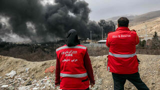 עשן אחרי תקיפה של מאגר נפט שהראן איראן מבצע שאגת הארי 1