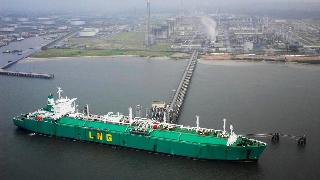 ספינה המובילה גז טבעי נוזלי ב בוני איילנד ניגריה