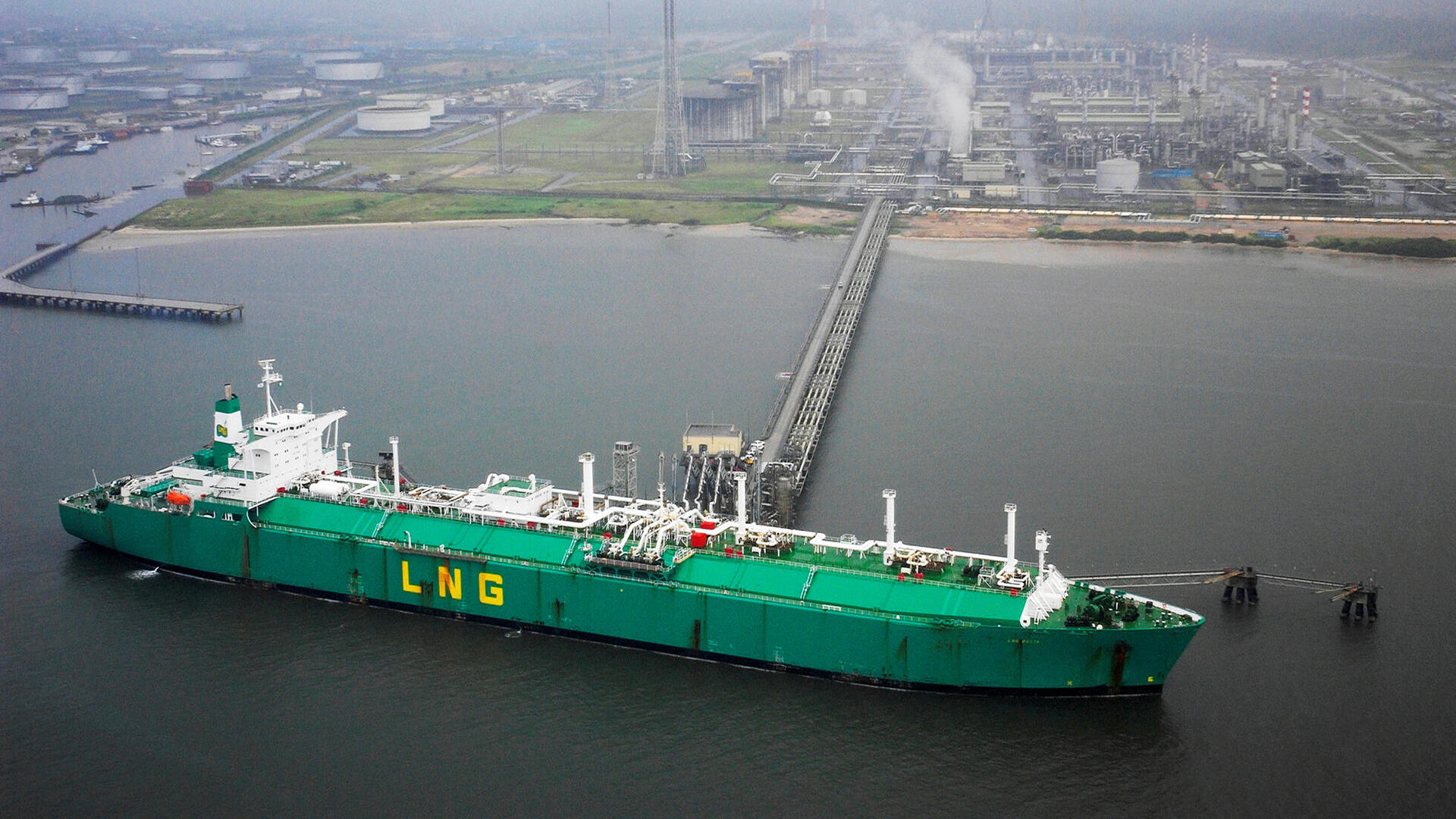 ספינה המובילה גז טבעי נוזלי ב בוני איילנד ניגריה