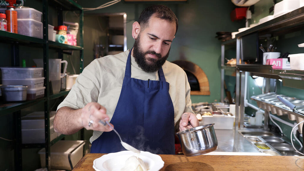 השף עידו קבלן במסעדת הקטן בשוק לוינסקי פנאי