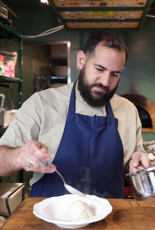 השף עידו קבלן במסעדת הקטן בשוק לוינסקי פנאי