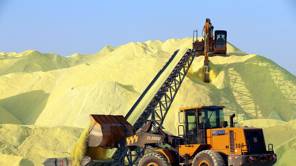 Sulfur cargoes at Nantong Port in China, the world's largest sulfur market (Reuters/China Stringer Network) מטעני גופרית בנמל ננטונג ב סין שוק הגופרית הגדול בעולם