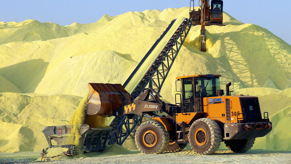 מטעני גופרית בנמל ננטונג ב סין שוק הגופרית הגדול בעולם