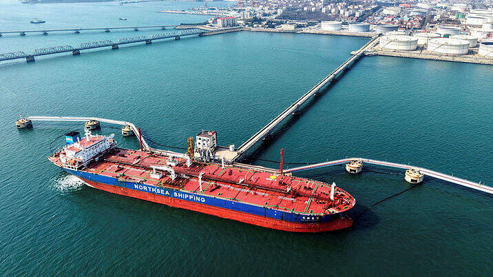 מכלית נפט פורקת בנמל צ'נגדאו בסין (צילום: AFP) מכלית נפט פורקת בנמל צ'נגדאו בסין