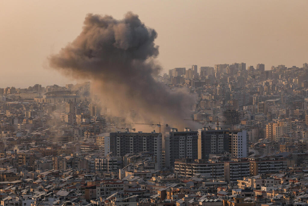 תקיפה של צה"ל בדאחייה, אתמול (צילום: REUTERS/Raghed Waked) תקיפה של צה"ל ב דאחייה ביירות לבנון 12.3.26