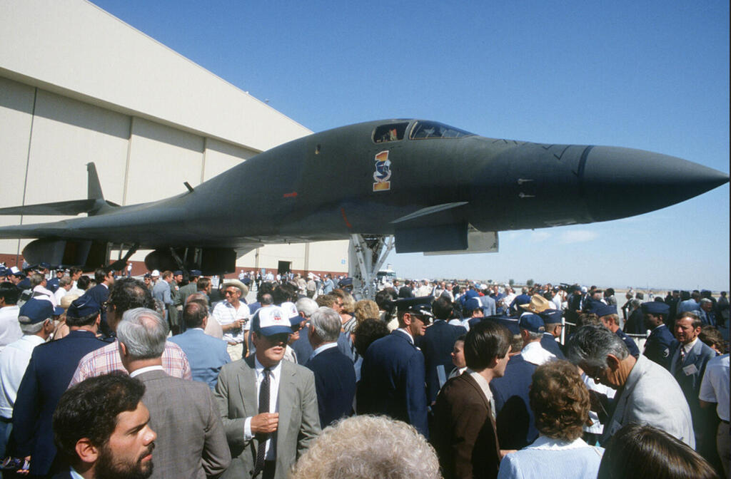 הקברניט B1 מפציצים 16