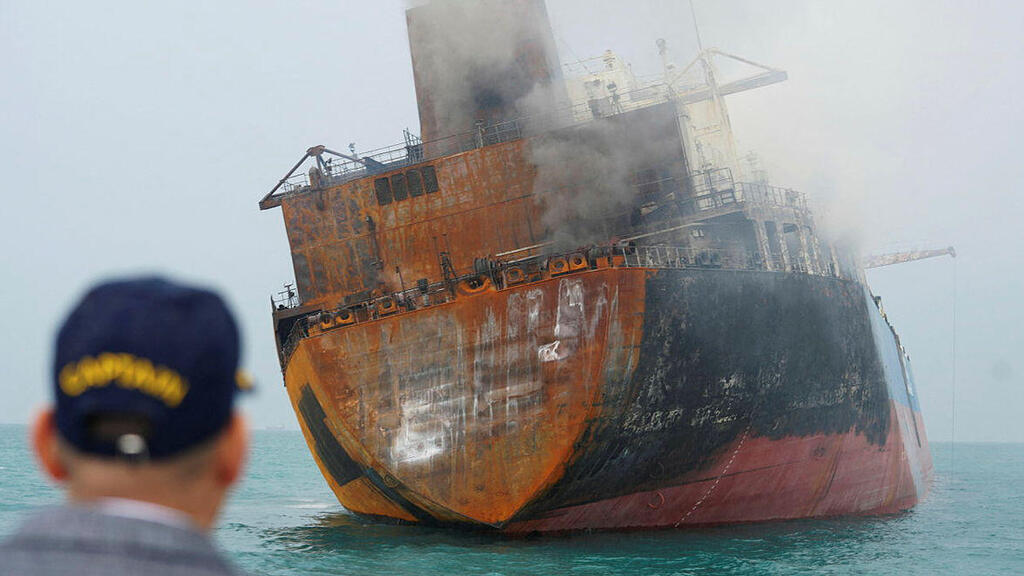 מכלית נפט עיראקית שהותקפה, השבוע (צילום: REUTERS/Mohammed Aty) ספינה שנשאה נפט עיראקי במים הטריטוריאליים של עיראק והותקפה 12.3.26 מלחמה עם איראן