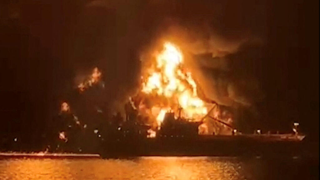 מכלית נפט בוערת בלהבות אחרי תקיפה איראנית 12.3.26