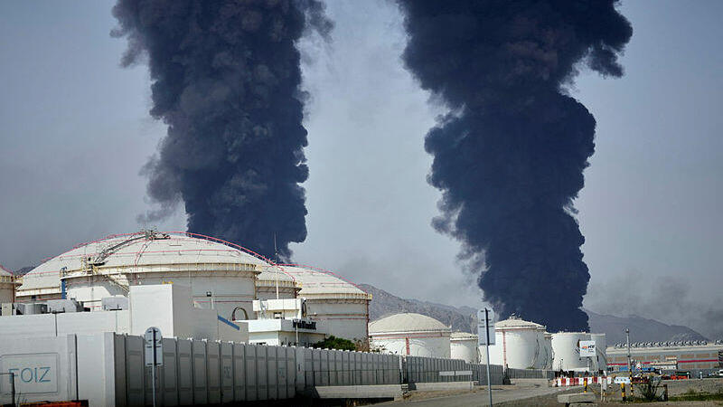תקיפה איראנית בנמל פוג'יירה (צילום: AP Photo/Altaf Qadri) תקיפה איראנית ב נמל פוג'יירה מתקן נפט מלחמה עם איראן 14.3.26